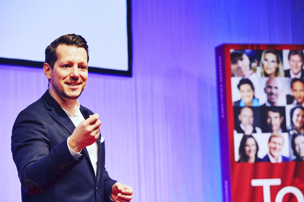 Booking a Keynote Speaker: What Truly Makes a Corporate Event Unforgettable